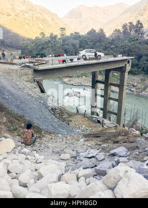 Die neue Brückenkonstruktion und Entwicklung, alte Trishuli Brücke zur Verbindung von Kathmandu und Pokhara in Nepal zu ersetzen. Stockfoto