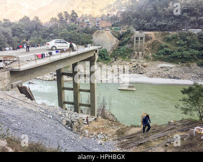 Die neue Brückenkonstruktion und Entwicklung, alte Trishuli Brücke zur Verbindung von Kathmandu und Pokhara in Nepal zu ersetzen. Stockfoto