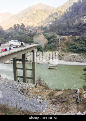 Die neue Brückenkonstruktion und Entwicklung, alte Trishuli Brücke zur Verbindung von Kathmandu und Pokhara in Nepal zu ersetzen. Stockfoto