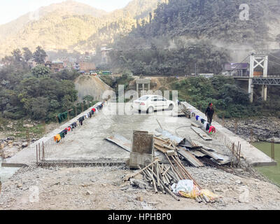 Die neue Brückenkonstruktion und Entwicklung, alte Trishuli Brücke zur Verbindung von Kathmandu und Pokhara in Nepal zu ersetzen. Stockfoto