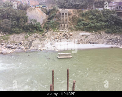 Die neue Brückenkonstruktion und Entwicklung, alte Trishuli Brücke zur Verbindung von Kathmandu und Pokhara in Nepal zu ersetzen. Stockfoto