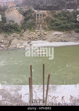 Die neue Brückenkonstruktion und Entwicklung, alte Trishuli Brücke zur Verbindung von Kathmandu und Pokhara in Nepal zu ersetzen. Stockfoto