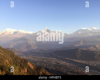 Annapurna Bergkette Ansicht nach Sonnenaufgang aus Sarangkot Sicht mit dem Dorf Pokhara in Nepal. Stockfoto