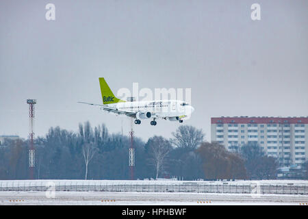 Borispol, Ukraine - 6. Januar 2011: AirBaltic Boeing 737 Flugzeug Landung an einem Wintertag Stockfoto