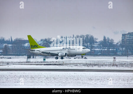 Borispol, Ukraine - 6. Januar 2011: AirBaltic Boeing 737 Landung an einem kalten Wintertag Stockfoto