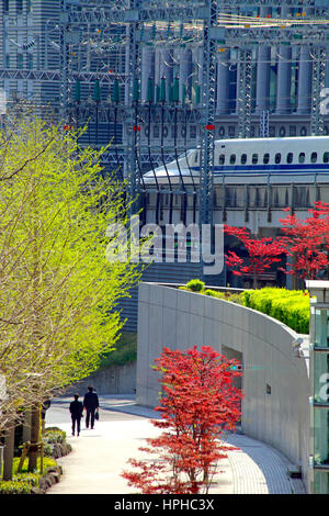 Tokaido Shinkansen verläuft in der Nähe von Shinbashi Bahnhof Tokio Japan Stockfoto