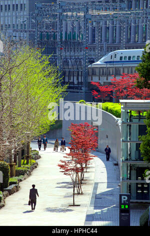 Tokaido Shinkansen verläuft in der Nähe von Shinbashi Bahnhof Tokio Japan Stockfoto