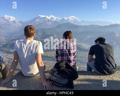 Touristen, die mit Blick auf das Annapurna-Gebirge nach Sonnenaufgang in Sarangkot Sicht in Pokhara Nepal Stockfoto