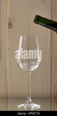 gegossen in eine Flasche Rotwein mit ein brillantes Glas Oon Stand ein Glas Rotwein Stockfoto