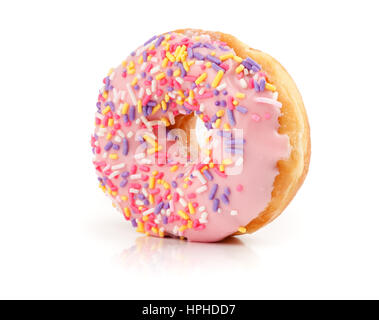 Rosa Iced Donut in Streuseln isolierten Oover weißen Hintergrund bedeckt Stockfoto