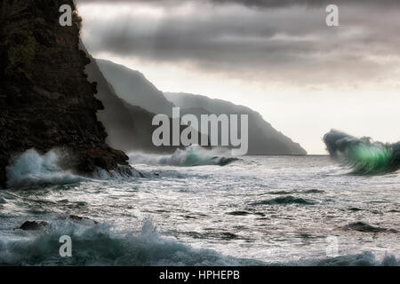 Winter-Surf-Bedingungen schaffen große zusammenstoßenden Wellen an der Na Pali Küste auf Hawaii Insel Kauai. Stockfoto