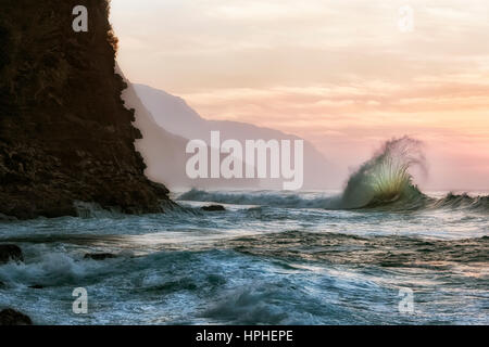 Winterlichen Bedingungen schaffen große zusammenstoßenden Wellen in der Nähe von Kee Beach an der Na Pali Küste auf Hawaii Insel Kauai. Stockfoto