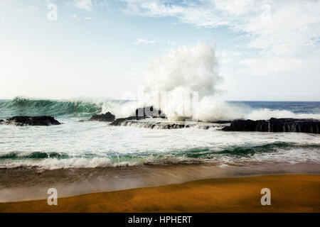Wellen gegen die Lava Felsen am Lumahai Strand entlang des nördlichen Ufers auf Hawaii Insel Kauai. Stockfoto