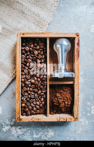 Frisch gemahlener Kaffee, Kaffeebohnen und manipulieren in Vintage Holzbox Stockfoto