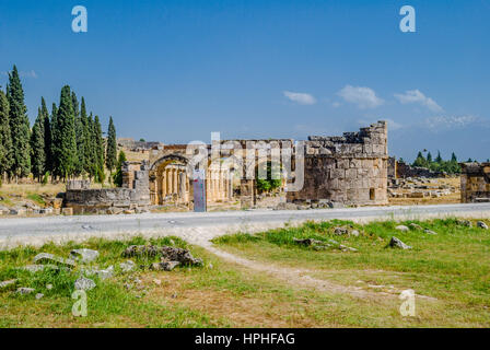 Pamukkale Hierapolis antike Ruinen Akropolis im Wald Stockfoto