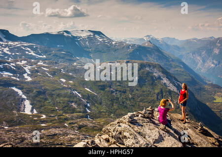 Aussichtspunkt Dalsnibba, rechts im Hintergrund Geirangerfjord, mehr Og Romsdal, Norwegen Stockfoto