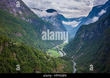 Blick vom Stalheim in das Naeroydalen Tal, engen Tal in der Nähe von Gudvangen, Norwegen Stockfoto