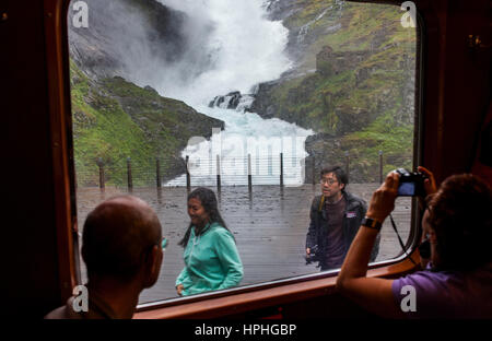 Der Stopp am Wasserfall Kjosfossen, Flamsbana Bahnhof, Norwegen Stockfoto