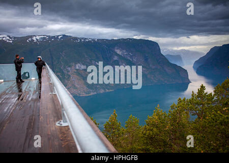 Aurlandsfjorden und im Hintergrund Sognefjorden, vom Aussichtspunkt Stegastein, Sogn Og Fjordane, Norwegen Stockfoto