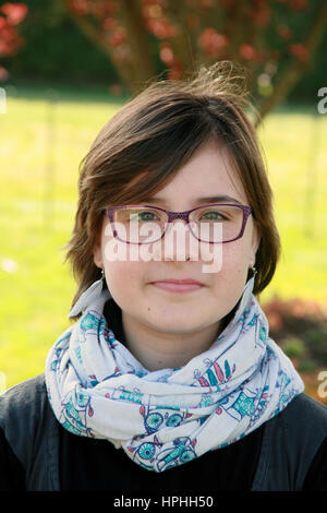 Junges Mädchen mit Brille Stockfoto