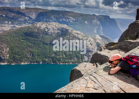 Wanderung zum Preikestolen, nahe Preikestolen, Preikestolen, 600 Meter über dem LyseFjord, Lyse Fjord in Ryfylke Bezirk, Rogaland Region, ist es den meisten popu Stockfoto