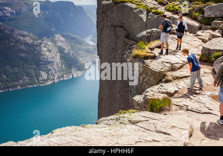 Wanderung zum Preikestolen, nahe Preikestolen, Preikestolen, 600 Meter über dem LyseFjord, Lyse Fjord in Ryfylke Bezirk, Rogaland Region, ist es den meisten popu Stockfoto