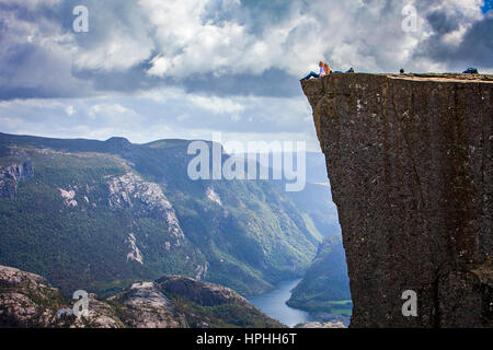 Preikestolen, Preikestolen, 600 Meter über dem LyseFjord, Lyse Fjord in Ryfylke Bezirk, Rogaland Region, es ist die beliebteste Wanderung in Stavanger Bereich Stockfoto