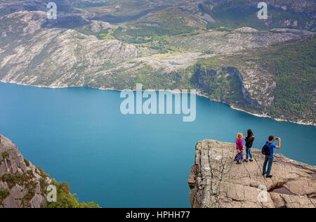 Wanderung zum Preikestolen, nahe Preikestolen, Preikestolen, 600 Meter über dem LyseFjord, Lyse Fjord in Ryfylke Bezirk, Rogaland Region, ist es den meisten popu Stockfoto