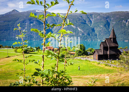 Urnes Stabkirche Kirche am Lustrafjord Fjord, Zweig des Fjordes Sognefjord, Europas älteste Stabkirche, Sogn Fjordane, Norwegen, Europa. Stockfoto