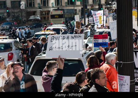 Chicago, Illinois - 19. Februar 2017: Chicago jährt sich die einmonatige Donald Trump-Verwaltung mit einer Protestkundgebung und März. Stockfoto