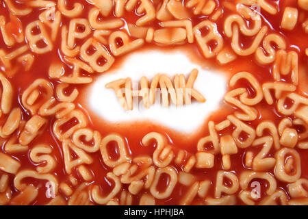 Denken Sie in Spaghetti Nudeln Buchstaben umgeben mit wirre Buchstaben geschrieben. Stockfoto