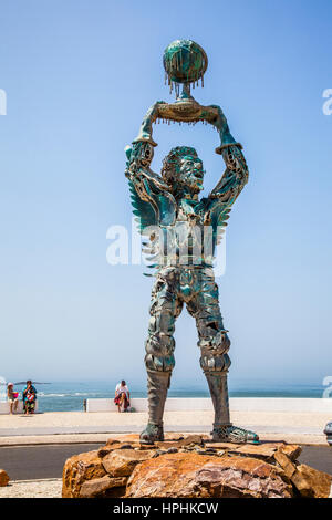 Der 'Erzengel' durch die sculteur Aureliano de Aguiar an Prai do Farol, Vila Nova de Milfontes, Alentejo, Portugal, symbolisiert einen Schrei, eine Warnung für die pla Stockfoto