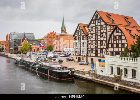 Fluss Brda, auf Recht historischen Getreidespeicher, Bydgoszcz, Polen. Stockfoto