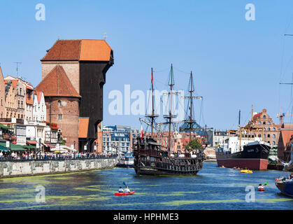 Danzig, Polen – 27. August 2016: Altstadt mit mittelalterlichen hölzernen Hafenkran, die älteste in Europa, Motlava Fluss, touristische Piratenschiff, Boote, Kajaks ein Stockfoto