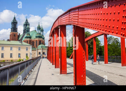 Zugangsbrücke auf die Insel Ostrow Tumski, im Hintergrund die Kathedrale, Poznan, Polen. Stockfoto