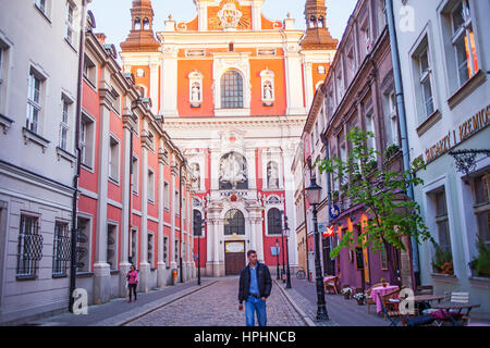 Swietoslawska Str., im Hintergrund ST Stanislaw´s Pfarrkirche, Poznan, Polen. Stockfoto