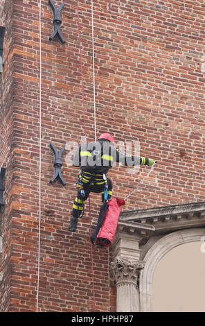 Feuerwehrmann mit Seile und Kletterausrüstung auf ein altes Gebäude zur Überwachung der Stabilität nach Erdbeben Stockfoto