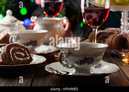 High Tea set mit Dessert am festlich gedeckten Tisch Stockfoto