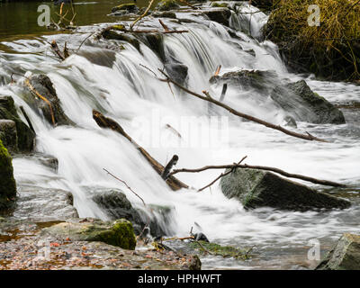 Kleiner Wasserfall in einen Park, Clumber Park Nottinghamshire, England Stockfoto