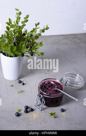 Heidelbeere bewahrt. Süße Blaubeeren Marmelade in ein Glas. Kopieren Sie Raum, Nahaufnahme. Stockfoto