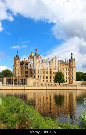 Schweriner Schloss (Schweriner Schloss) spiegelt sich in den See, Deutschland Stockfoto