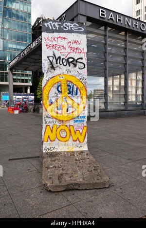 Verbleibenden Rest der Berliner Mauer mit Graffiti auf dem Display, Berlin, Deutschland. Die Berliner Mauer 1961-1989. Stockfoto