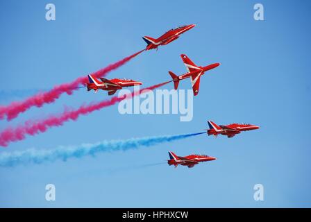 RAF aerobatic anzeigen Team Ausführen der Red Arrows tagsüber Piraten in Hastings, England am 22. Juli 2012 auf die Strandpromenade. Stockfoto