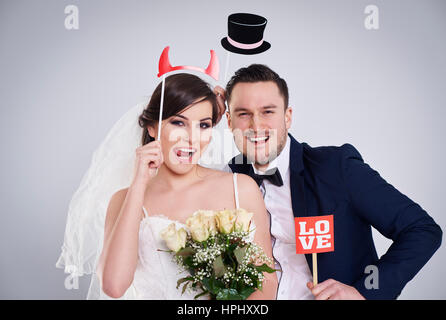 Braut und Bräutigam lustige Grimassen Stockfoto