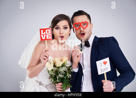 Studioaufnahme von lustigen und junge Ehe Stockfoto