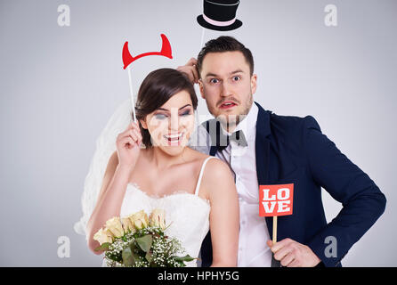 Frisch verheiratetes Paar mit lustigen Gesichtern Stockfoto