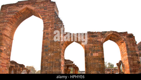 Niedrigen Winkel Ansicht eines gewölbten Gateways, Qutab Minar, New Delhi, Indien Stockfoto
