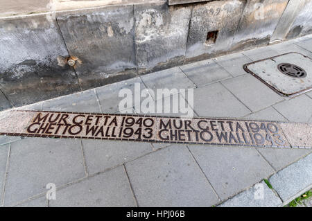 2008 und 2010 wurden die Warschauer Ghetto Grenzmarkierungen angelegt, Kennzeichnung Trennlinien entlang der Grenzen des ehemaligen ehemaligen Judenviertels im Krieg Stockfoto