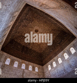 Decke des Saales Botschafter bei Nasridenpaläste in Alhambra, Granada, Spanien Stockfoto