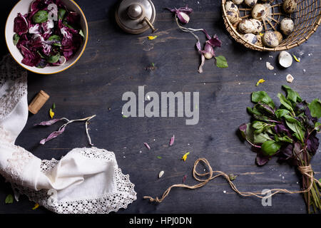 Rohe Bio-Salat mit frischen Zutaten zum kochen gesund auf hölzernen Hintergrund, Draufsicht, Banner. Vegan oder Diät-Food-Konzept. Hintergrund-l Stockfoto